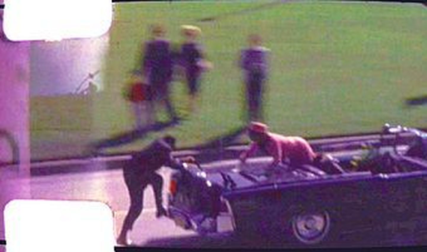 Kaader, millel on näha agent Clinton Hilli pärast John Kennedy tulistamist presidendi autole hüppamas