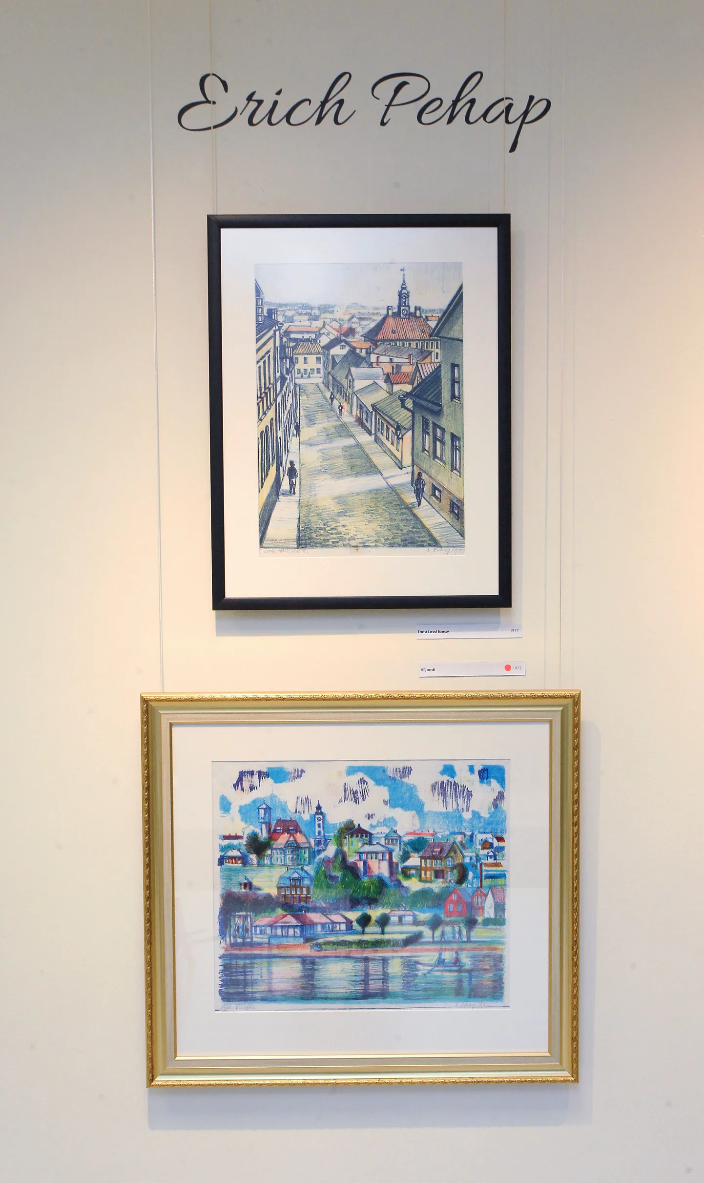 Näitusel E-kunstisalongis on teineteise kohal kaks litograafiatehnikas linnavaadet: «Tartu Lossi tänav» (ülal, 1977) ja «Viljandi» (1975).