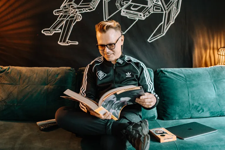 "Man ļoti patīk viss, kas saistīts ar zinātnisko fantastiku. Īpaši filmas, kuras skatos videokasetēs," uzņemot viesos TVNET+, stāsta Rihards Fedotovs.