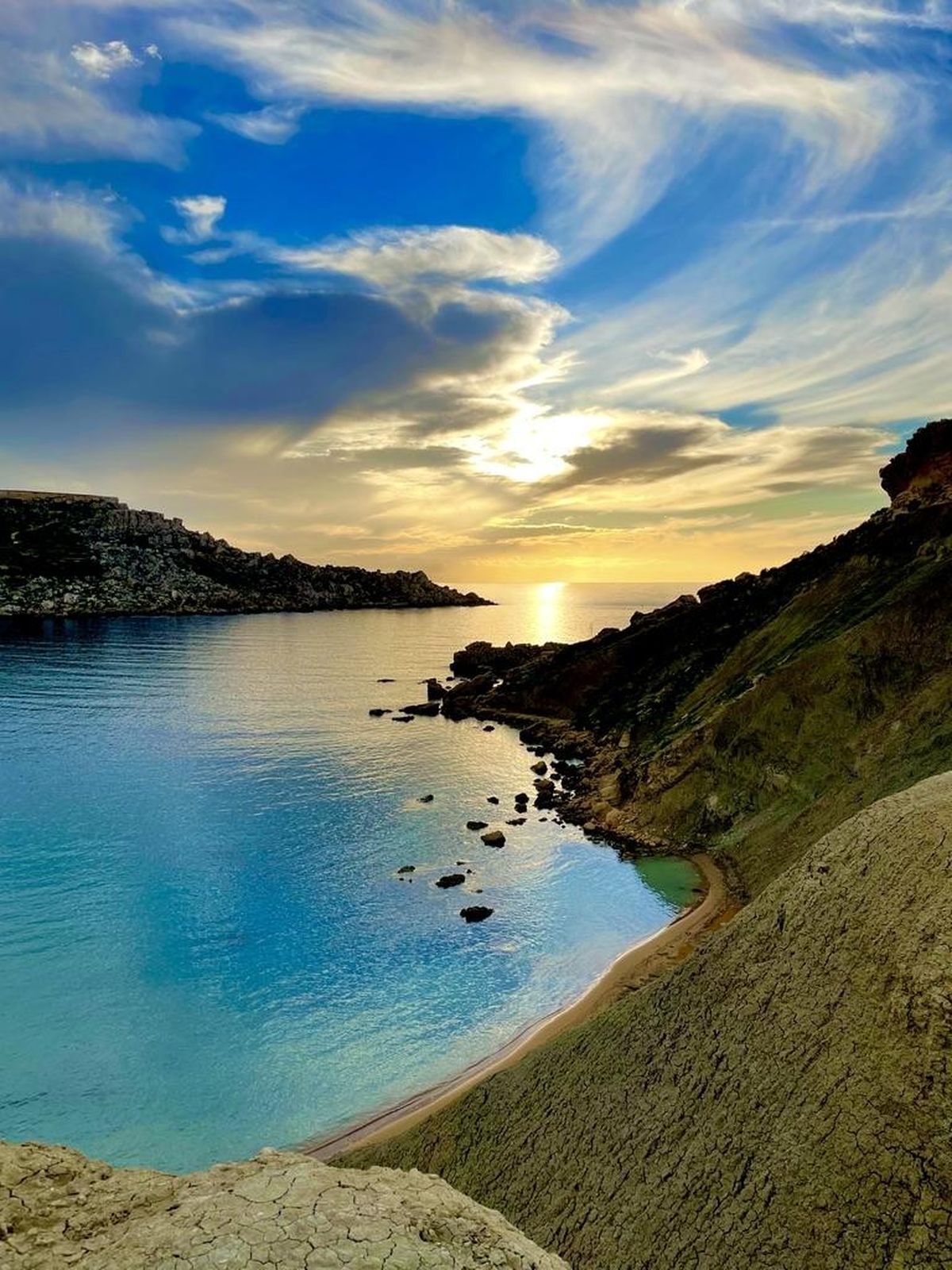 Malta Riviera Golden Beach. Kauneimad paigad leiab turistihordidest vasakule Tuffieha poole matkates, Il-Qarraba neemekitsusel.