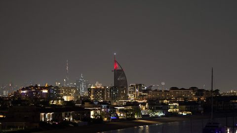 Vairāki desmiti britu tūristu aizturēti par Irānas uzbrukumu Dubaijai fotografēšanu un filmēšanu