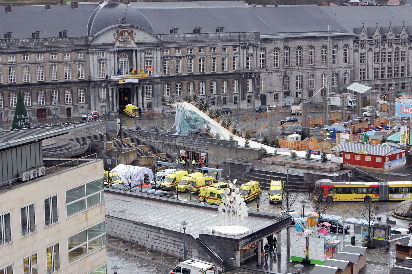 Площадь Сен-Ламбер сразу после теракта в Льеже.