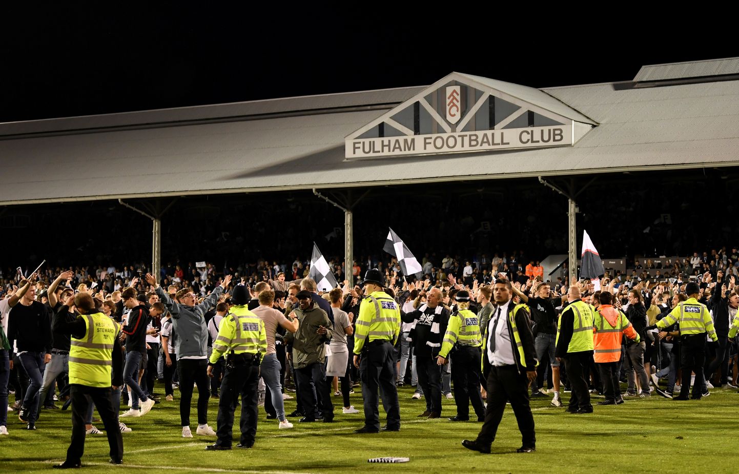 Pidustused Fulhami kodustaadionil pärast esiliiga play-offi poolfinaali võitu.