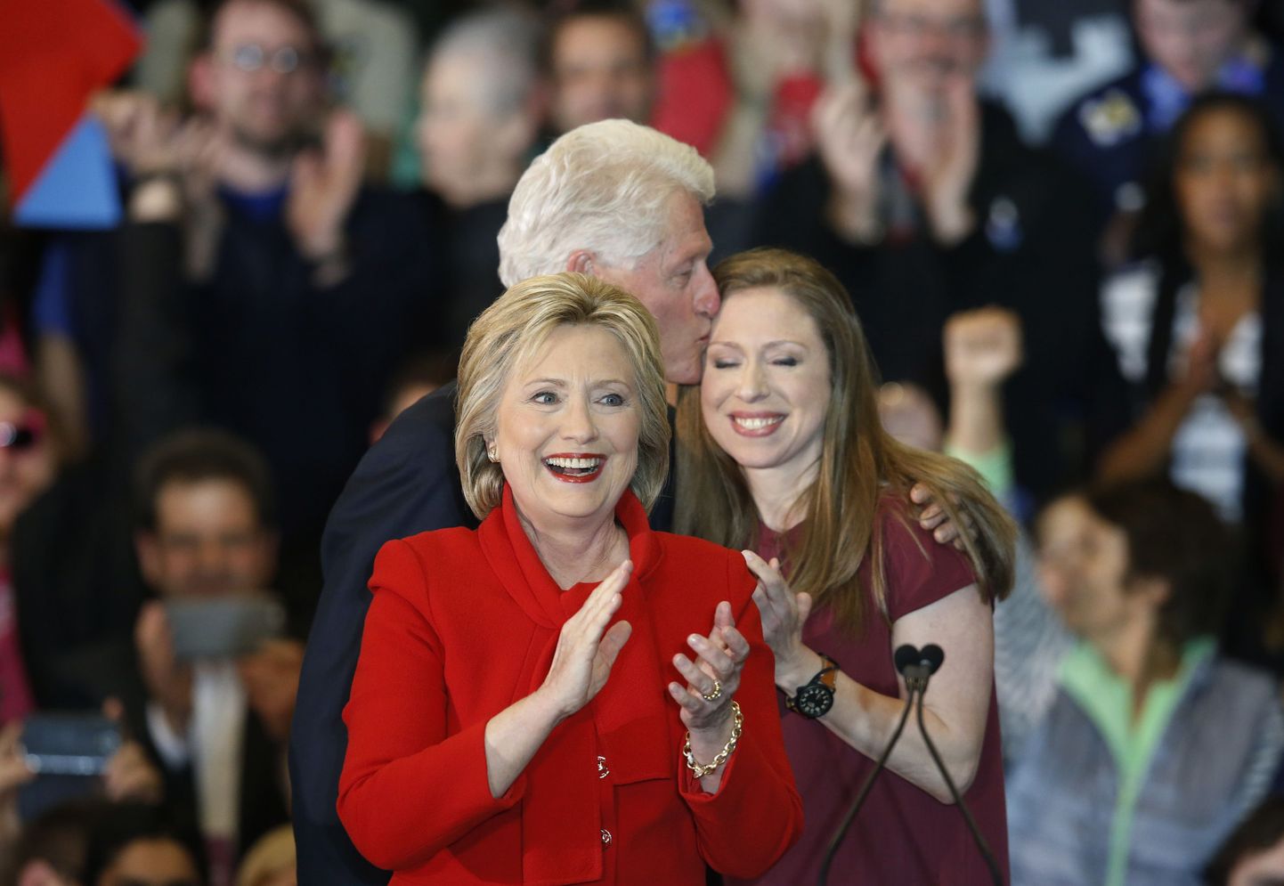 Pärast demokraatide presidendikandidaadiks pürgiva Hillary Clintoni toetusnumbrite vähenemist viimastel nädalatel võtavad nii tema abikaasa Bill kui ka tütar Chelsea üha aktiivsemalt kampaaniast osa.