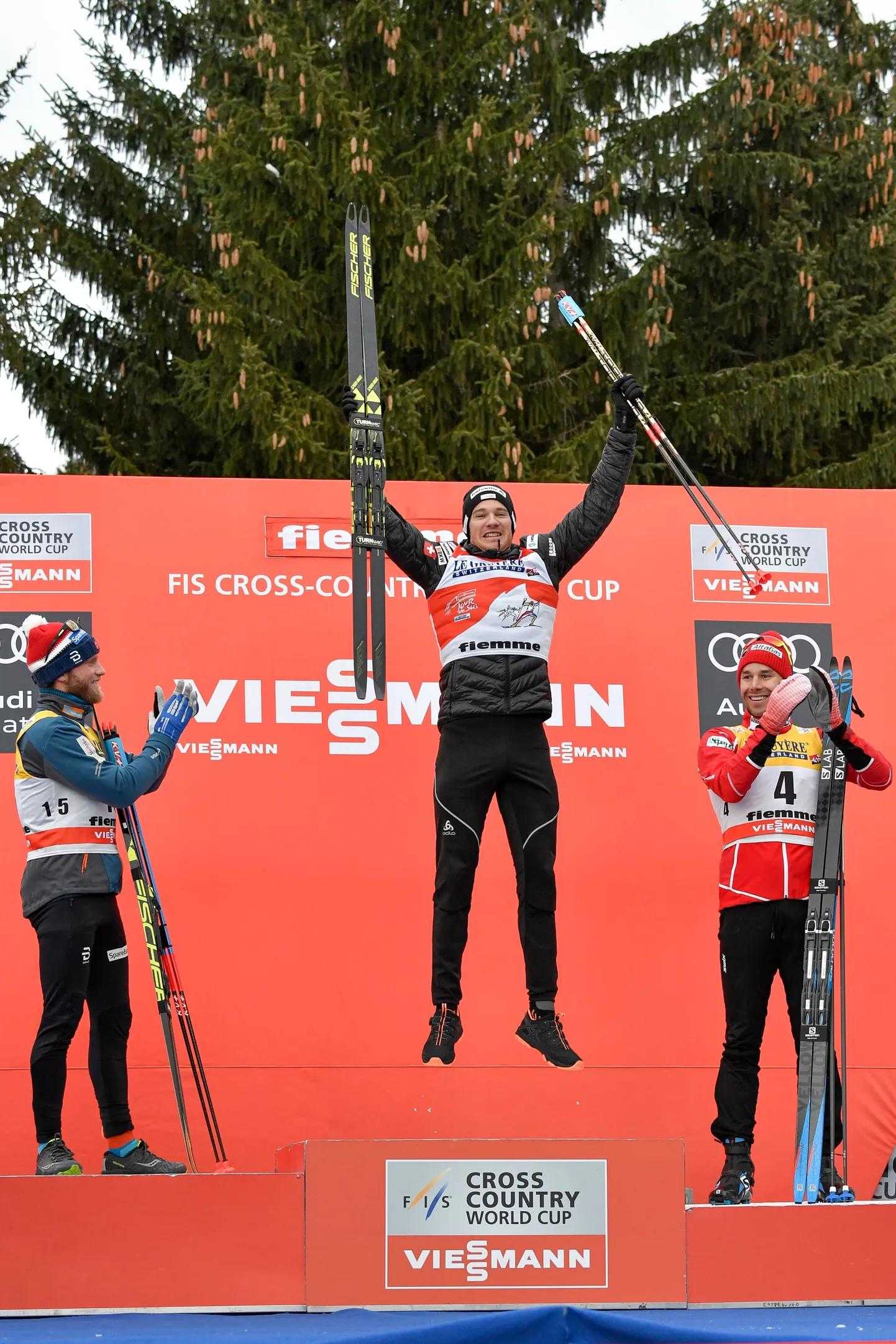Tour de Ski esikolmik rõõmustab poodiumil. Auhinnaraha saavad nad aga seekord vähem