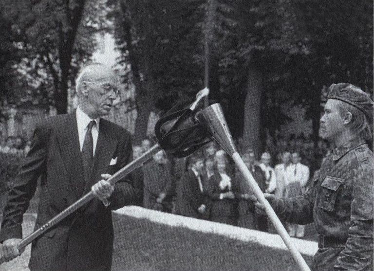 President Lennart Meri süütas esimesed võidupüha tuled Eesti Meestelaulu Seltsi laulupeotõrvikuga.