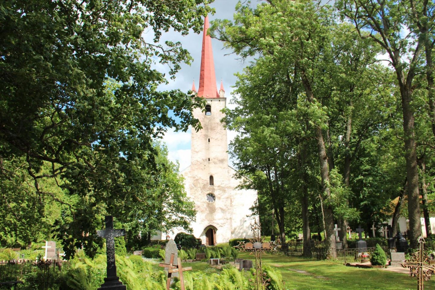 13. sajandil ehitatud Ambla kirik on Kesk-Eesti vanim.