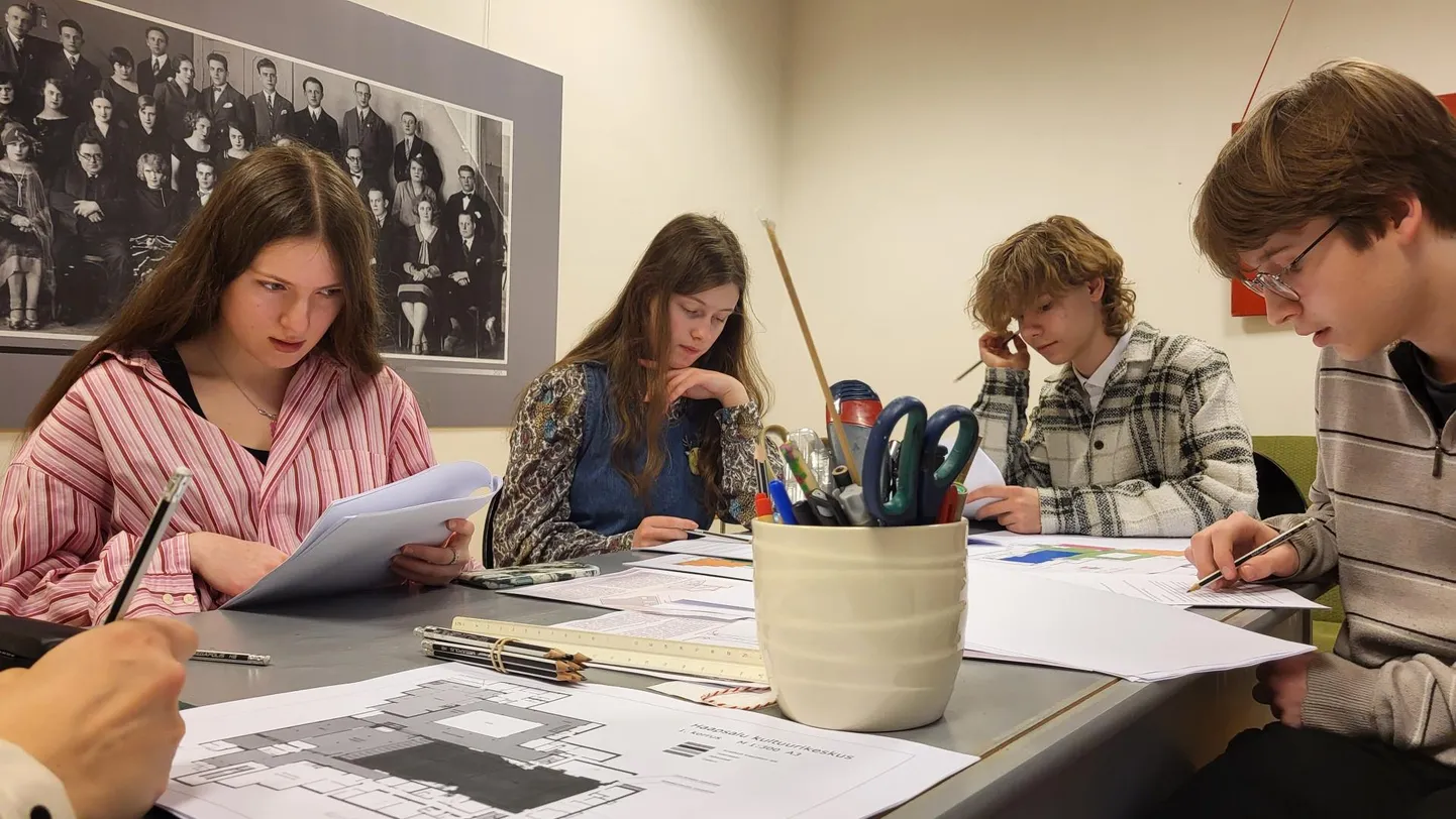 Pärnu kunstide kooli 5. kursuse õpilased Polina Vedehhova, Elsa Makarov, Thomas Kaljula ja Erik Pärn tegid teatrikunstnik Liina Tepandiga esmatutvust, kuidas hakata lava kujundama. Alustati lugemisest.