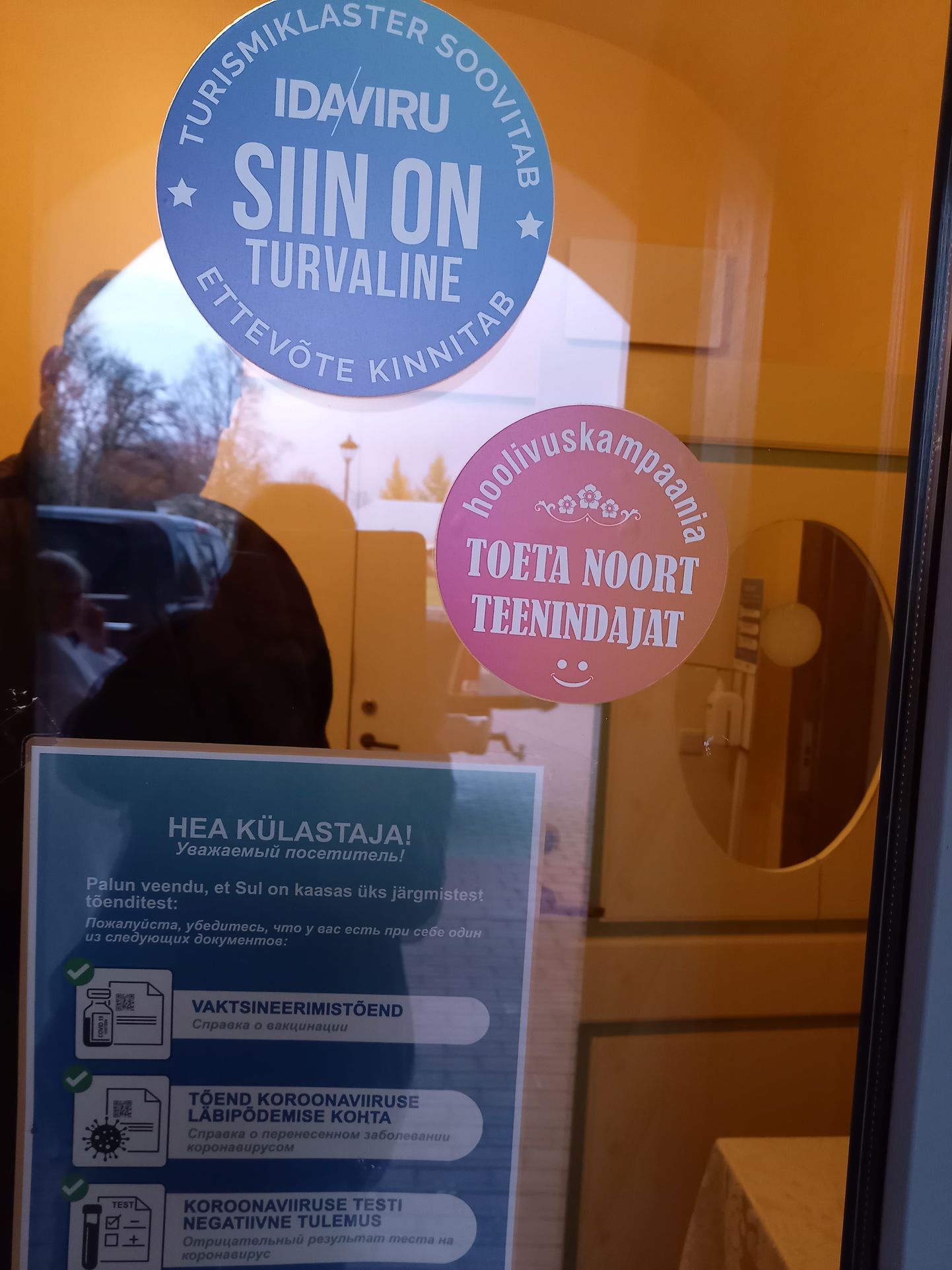Наклейки на двери отеля мызы Мяэтагузе подтверждают, что здесь клиент может безопасно отдохнуть. Не вакцинирован лишь один работник, но он обязан тестироваться каждый рабочий день.