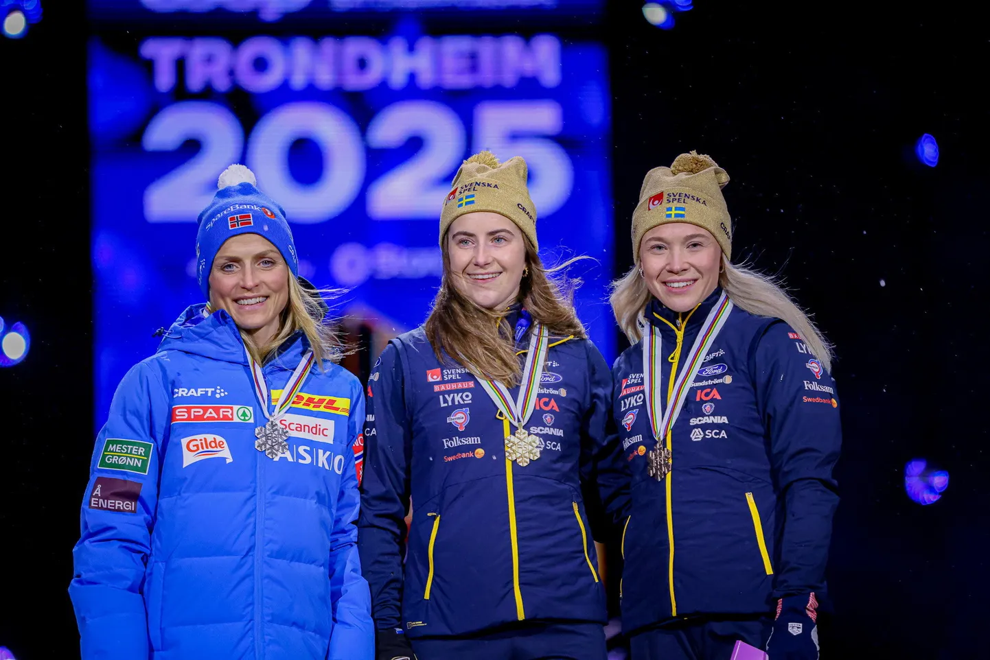 Suusavahetusega sõidu medalikolmik MMil (vasakult): teiseks tulnud Therese Johaug, MM-tiitlit kaitsnud Ebba Andersson ja kolmandaks tulnud Jonna Sundling. Kaks viimast pole karjääri jooksul kokku teeninud pooltki nii palju auhinnaraha kui Johaug.