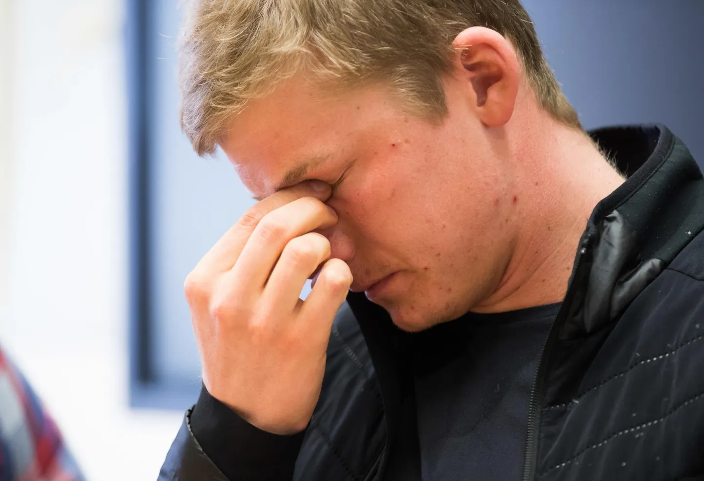 Suusataja Karel Tammjärv pressikonverentsil Seefeldi koolimajas.