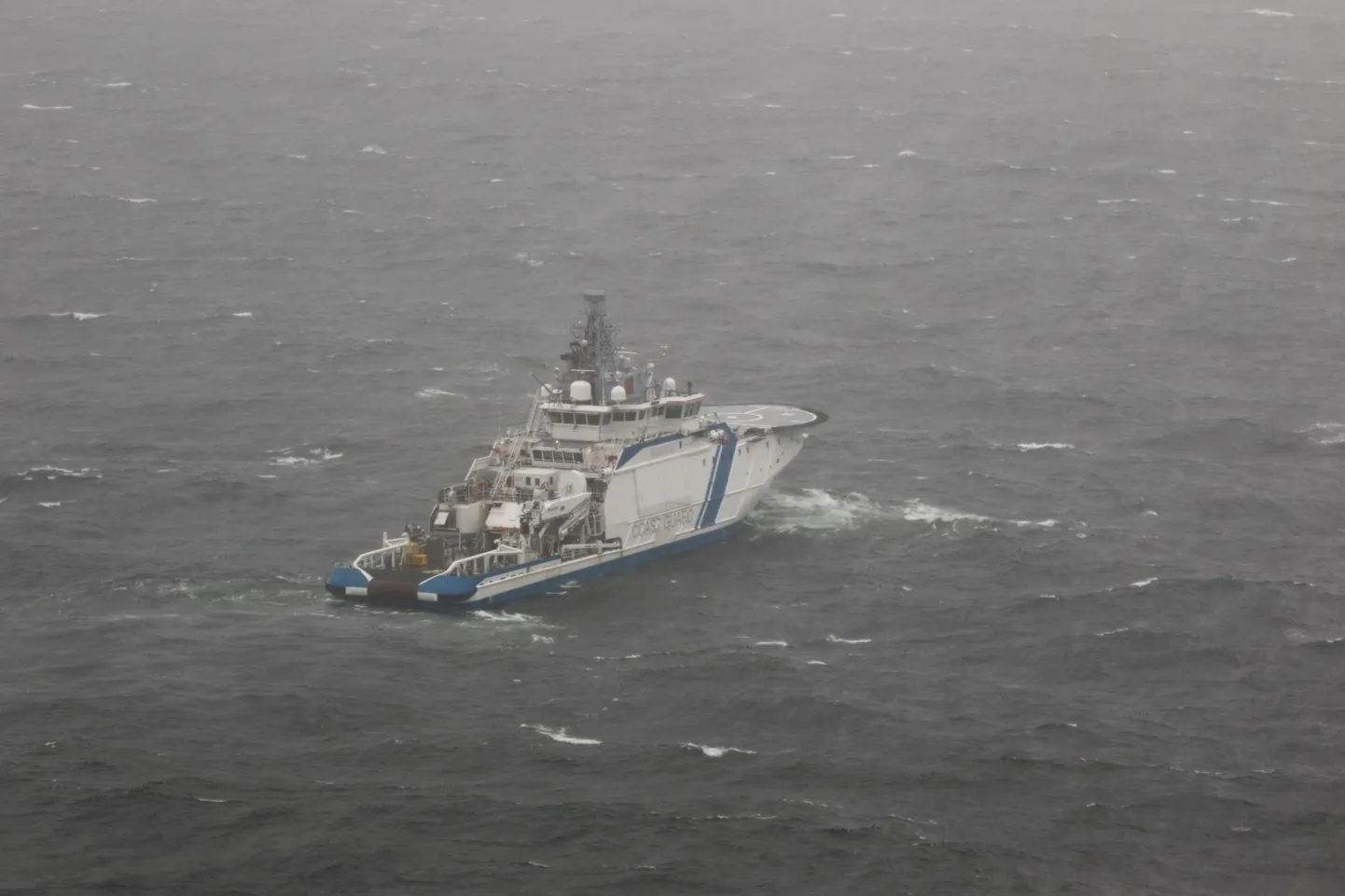 Soome piirivalve patrull-laev Balticconnetori katkise koha juures valvamas.
