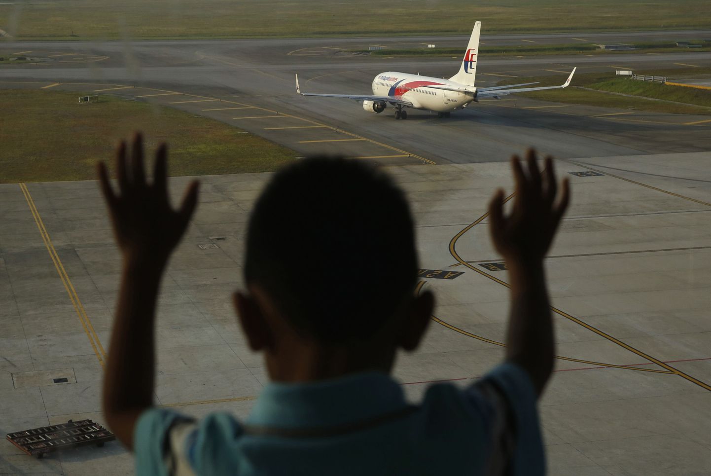 Väike poiss Kuala Lumpuri lennuväljal, mis oli Ukrainas alla lastud lennud MH17 sihtkohaks.