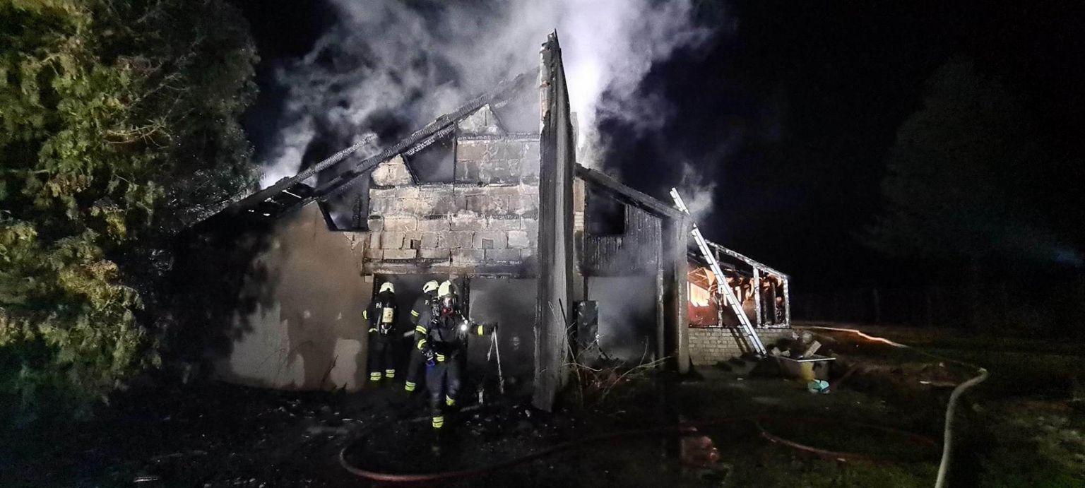Огонь практически полностью уничтожил дом.