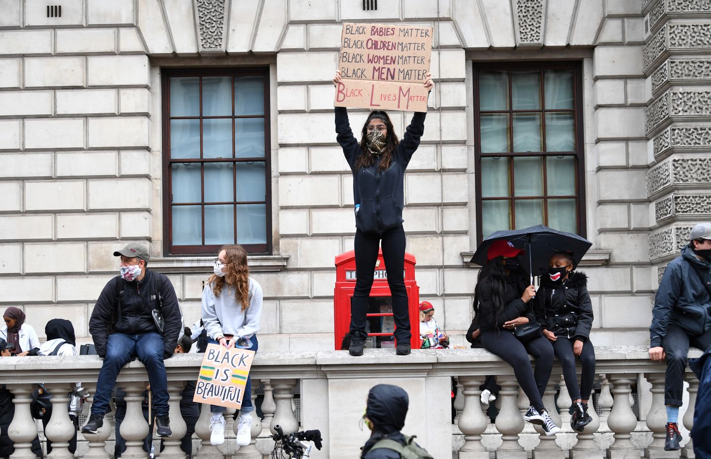 ЛОНДОН, 7 июн - РИА Новости, Наталья Копылова. Несколько тысяч человек собрались в воскресенье у посольства США в Лондоне в знак солидарности с движением Black lives matter.