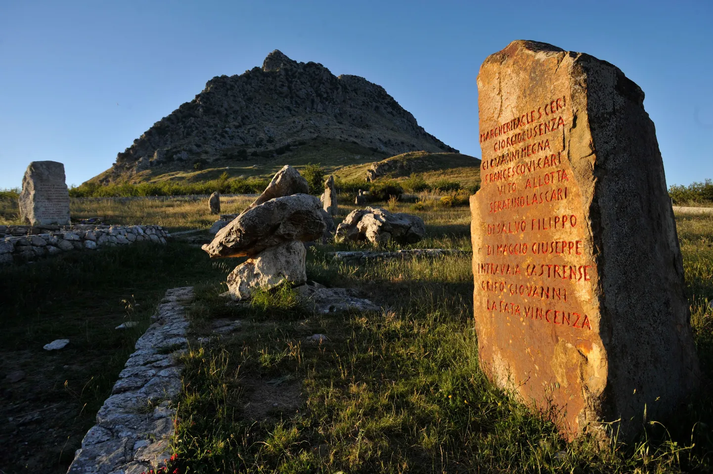 Mälestuskivi Portella della Ginestras, kus Sitsiilia Robin Hood Salvatore Giuliano tegutses