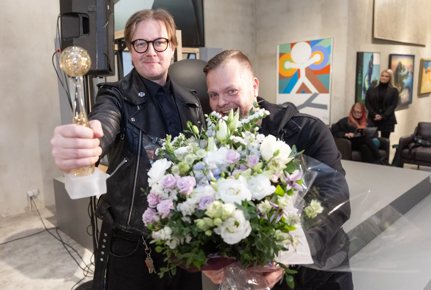 Kuldmikrofoni üleandmine aastal 2024. Parim meelelahutuslik raadiosaade oli Rock FMi hommikuprogramm, saatejuhid Robert Kõrvits ja Kristjan Rabi.