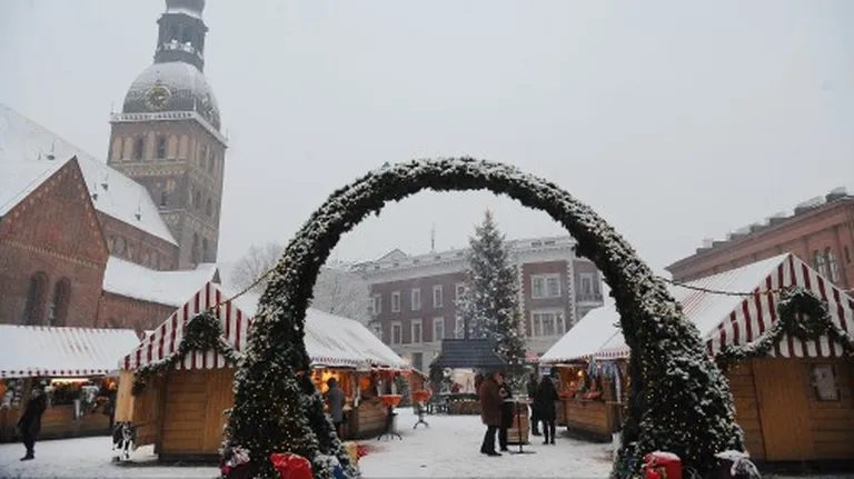 Ieeja Ziemassvētku tirdziņā Doma laukumā