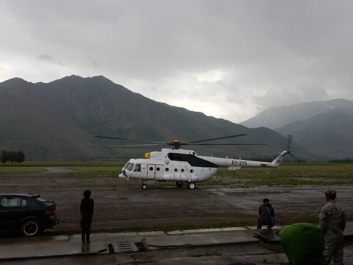Alla kukkunud helikopter on valge, mistap on keeruline seda lumes leida.