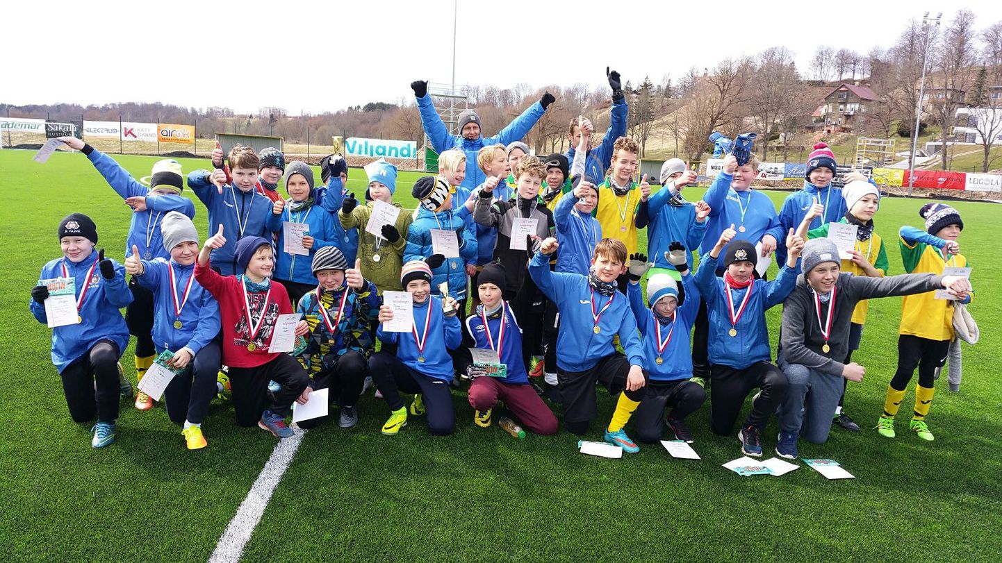 Viljandimaa koolide kuni viiendate klasside nooremeeste jalgpalli karikavõistlustel jõudsid kolme parema sekka Jakobsoni, Paalalinna ja Kesklinna kooli võistkond.