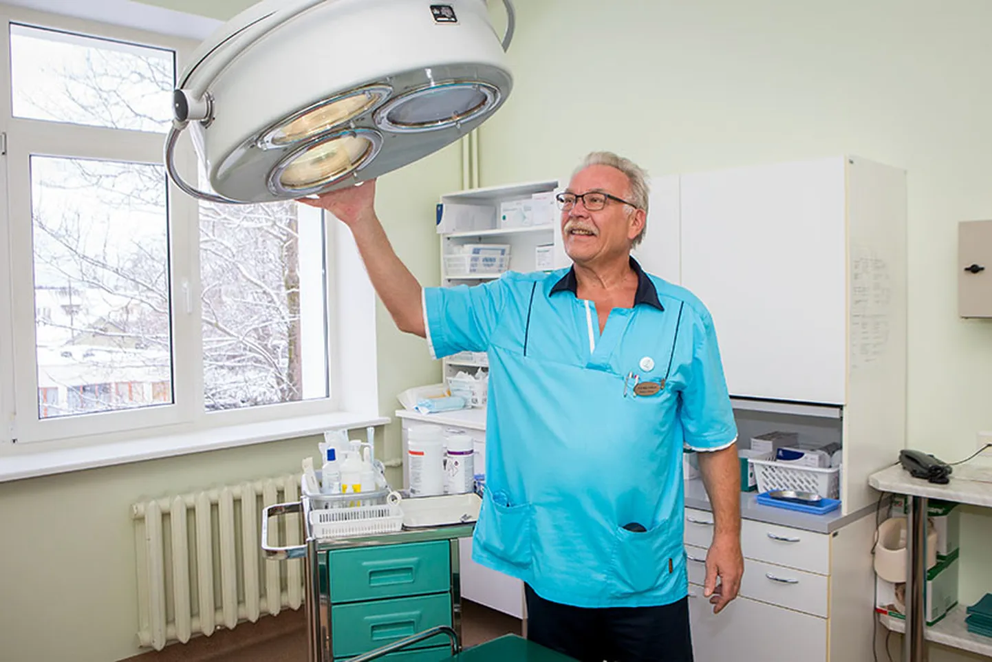 TOHTRITÖÖ PAKUB RÕÕMU: Pea 35 aastat Kuressaare haiglas töötanud dr Andres Sarjas on oma ametivalikuga rahul.
Foto: MAANUS MASING