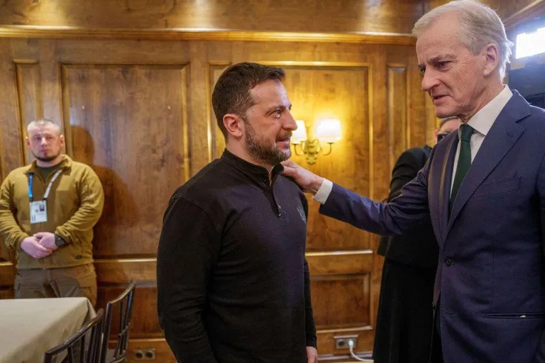 Президент Украины Владимир Зеленский на встрече с премьер-министром Норвегии Йонасом Гаром Стере на Мюнхенской конференции по безопасности.