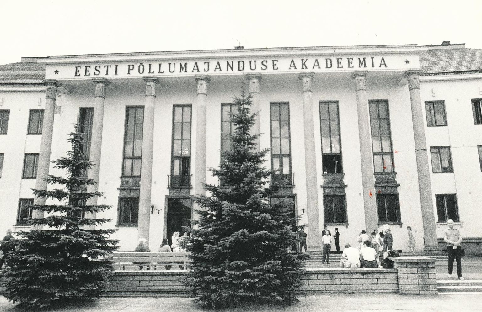 Eesti põllumajanduse akadeemia tegutses pikka aega Riia mäel nüüdses kaitseväe akadeemia majas.