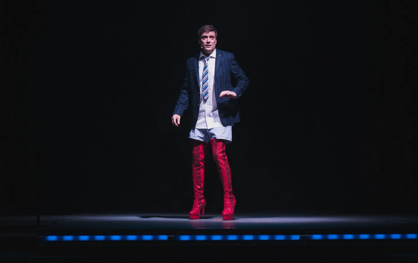 Muusikalis «Kinky Boots ehk Kirglikud kontsad» peab Priit Võigemasti kehastatav Charlie Price päästma pankrotist kingavabriku. Päästerõngaks osutuvad kõrged kontsakingad naiseks riietuvatele meestele.