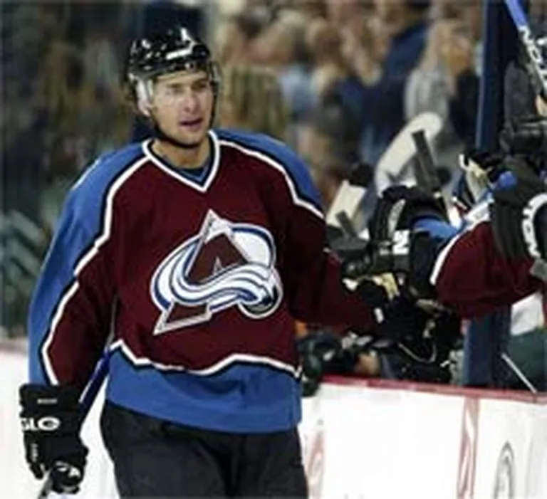 2006. gada 4. oktobris, Denvera. Jaunā Polijas hokeja un "Avalanche" zvaigzne Vojteks Voļskis pēc gūtajiem vārtiem saņem apsveikumus no rezervistu soliņa. 