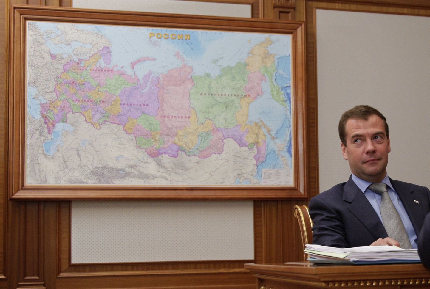 Dmitri Medvedev Vene Föderatsiooni kaardi ees