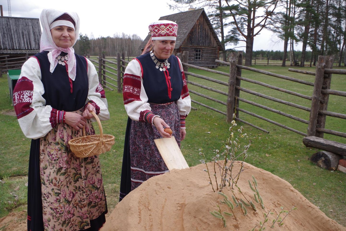 Värska talumuuseumi pedagoogid Marje Linnus (vasakul) ja Janika Teervalt tegid kolmapäeval proovi, kas muuseumi õuele tehtud munaloomkal muna ikka veerema saab. arved breidaks