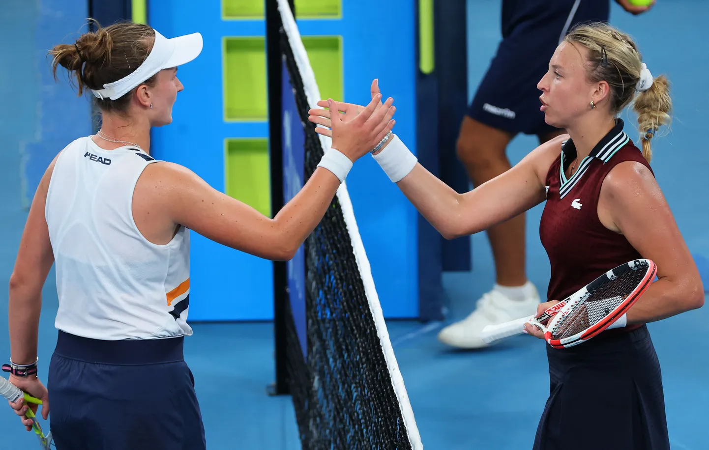 Barbora Krejčíková ja Anett Kontaveit pärast kahe ja poole tunnist lahingut kätt surumas.
