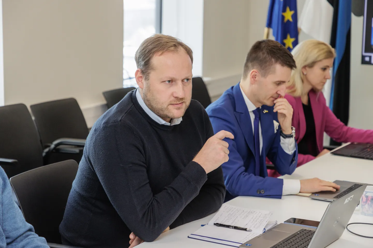 Timo Tatar (vasakult esimene) tuumaenergia töörühma pressikonverentsil.