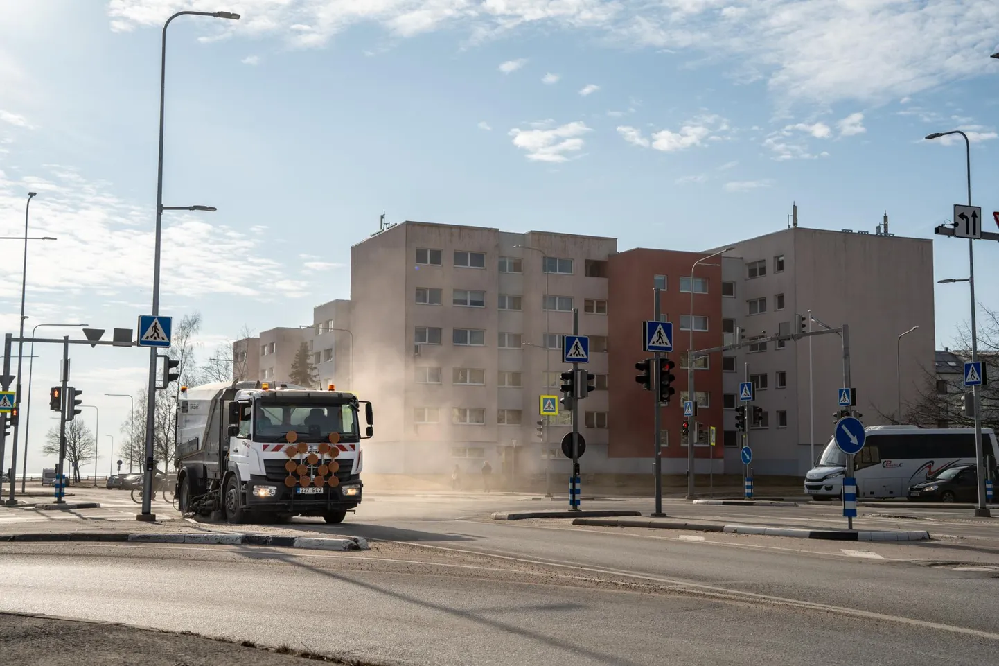 Näiteks aitab koristamiseelne tolmuniisutamine vähendada õhus lendlevate osakeste hulka.