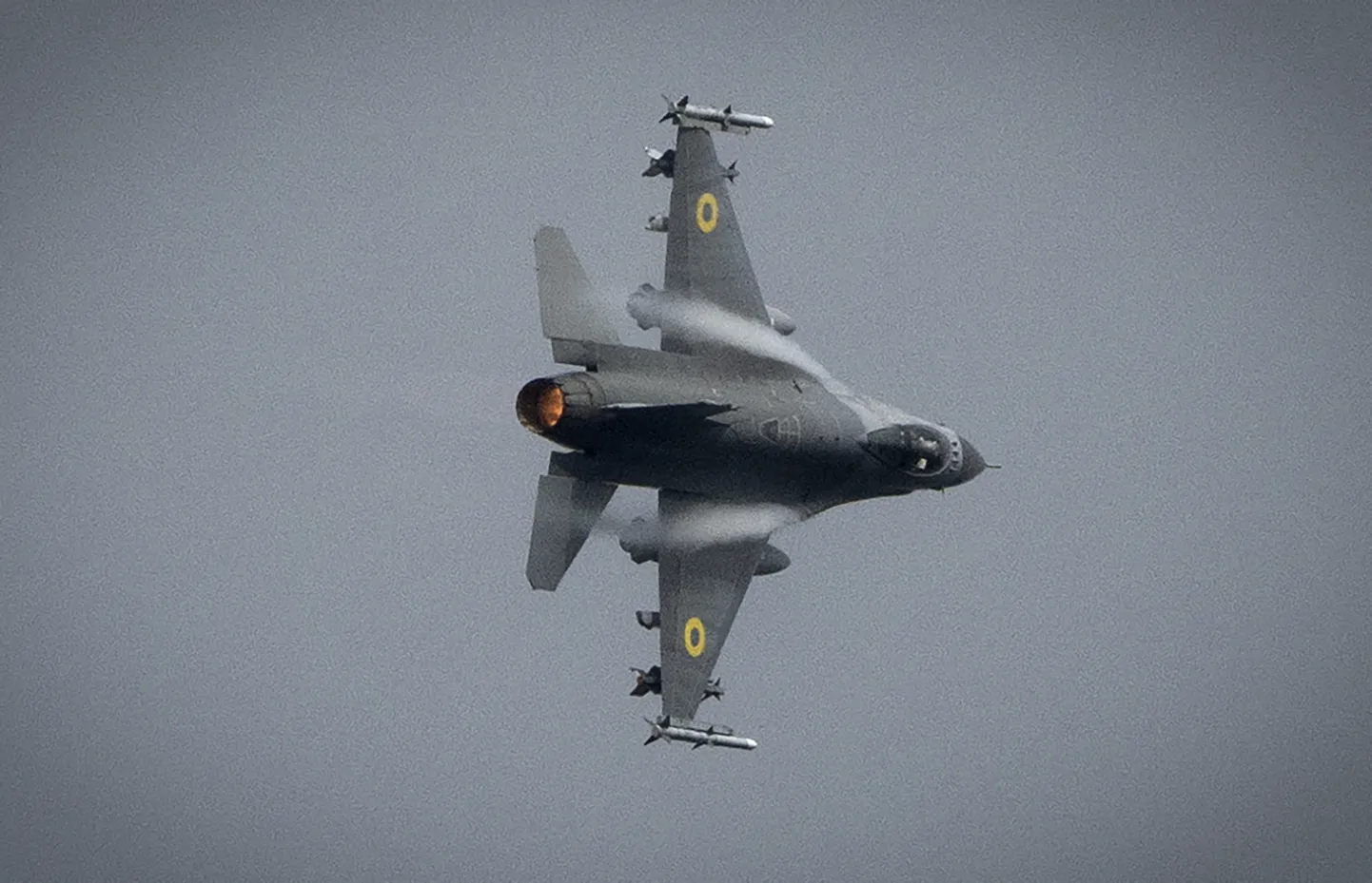 Ukrainas Gaisa spēku iznīcinātājs F-16 lido slepenā vietā Ukrainā, svētdien, 2024. gada 4. augustā.