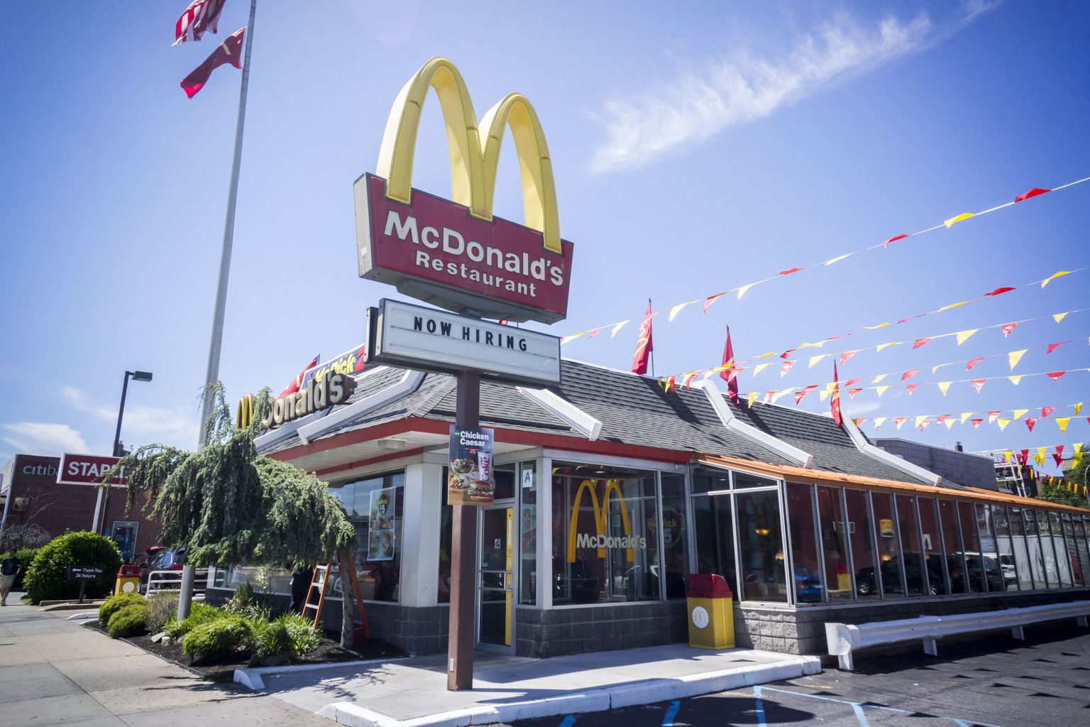 Queensis New Yorgis asuv McDonald'si restoran, millel ilutseb suur silt, et kiirtoidurestoran otsib töötajaid.