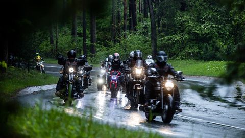 По Таллинну проехались колонной мотоциклисты: человека-легенду проводили в последний путь