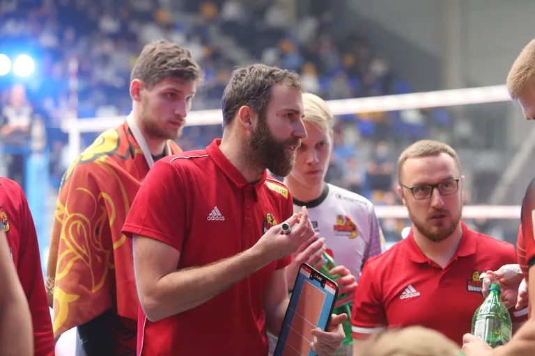 Tallinna Selveri peatreener Andres Toobal (keskel).