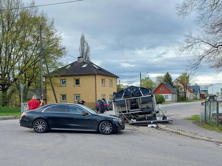 Teel lebavat kaatrit turvas hinnaline Mercedes-Benz ja pealtnägija sõnul jagas kohapeal käske turske meesterahvas.