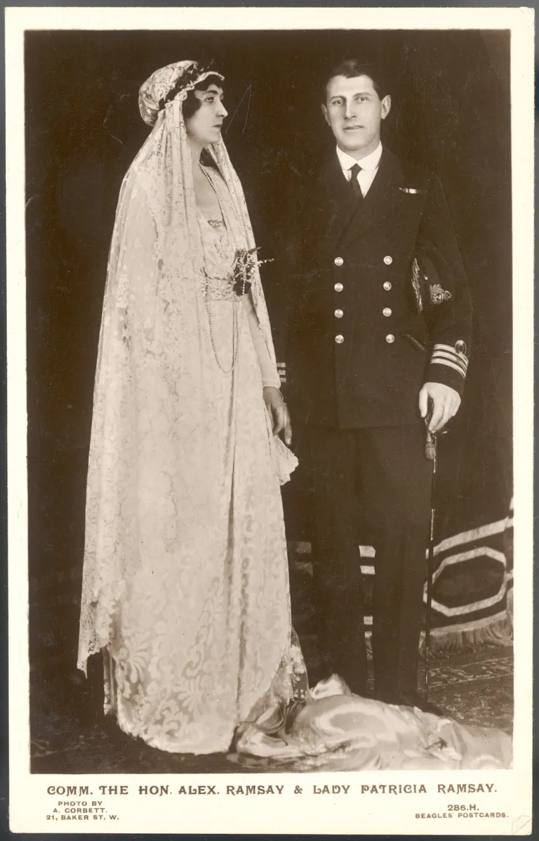 Briti printsess Patrocia ja mereväeohvitser Alexander Ramsay oma pulmafotol 1919