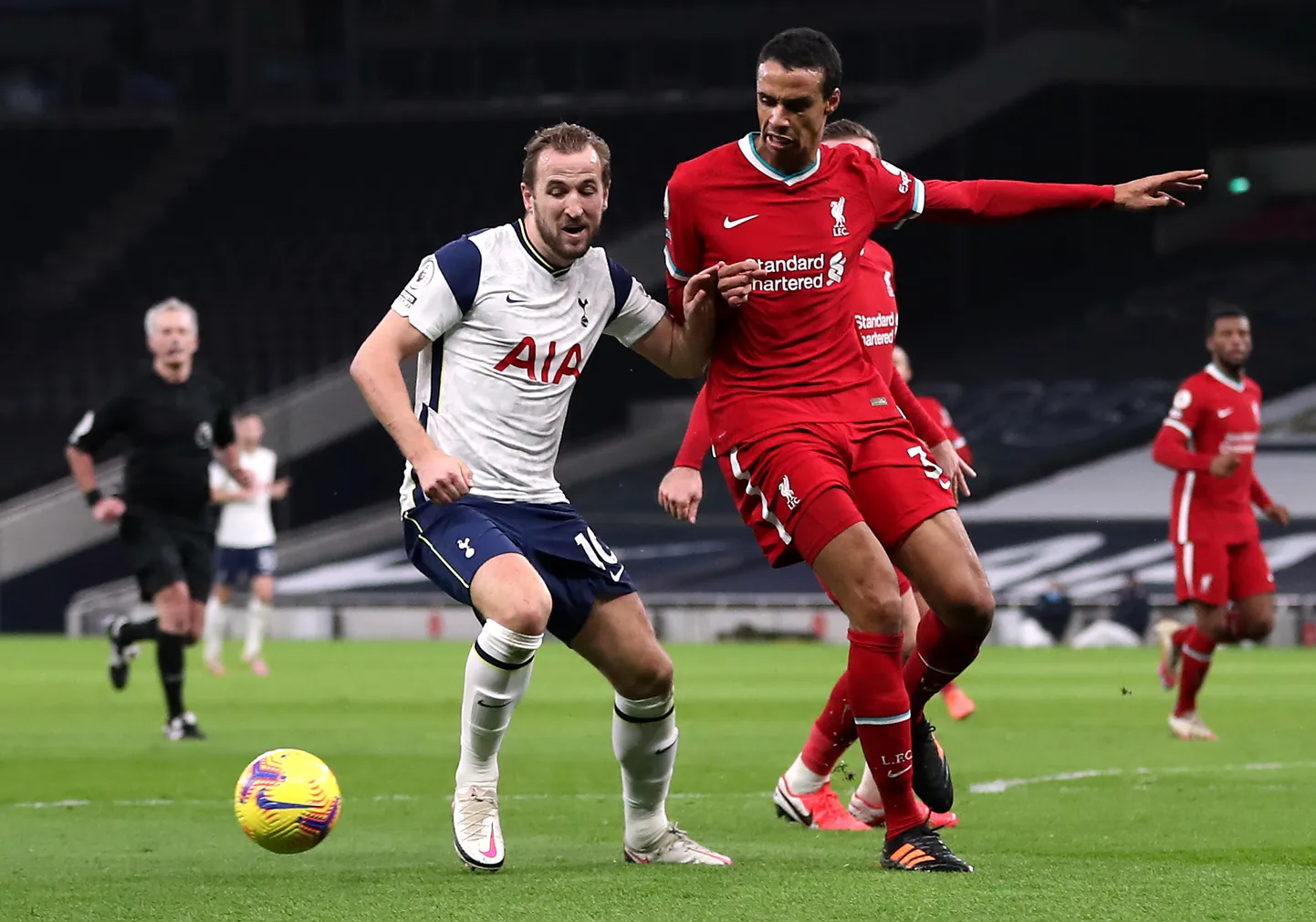 Joel Matip (paremal) võitlemas Harry Kane'iga.