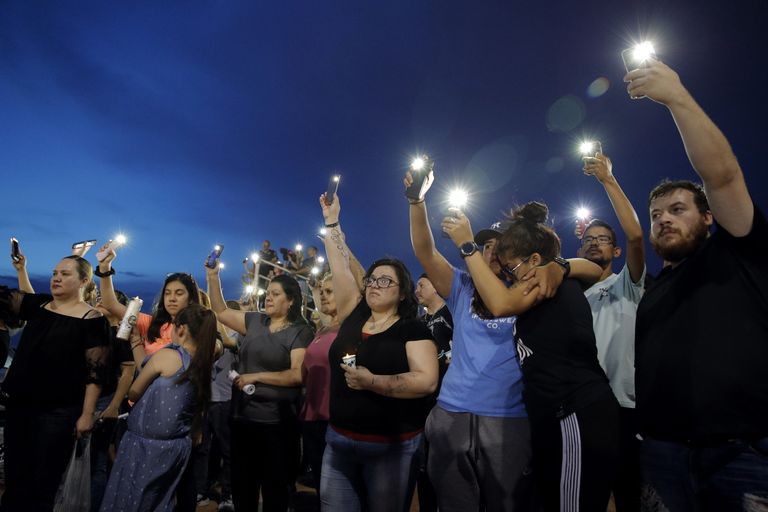 Texases El Pasos mälestati massitulistamises hukkunuid