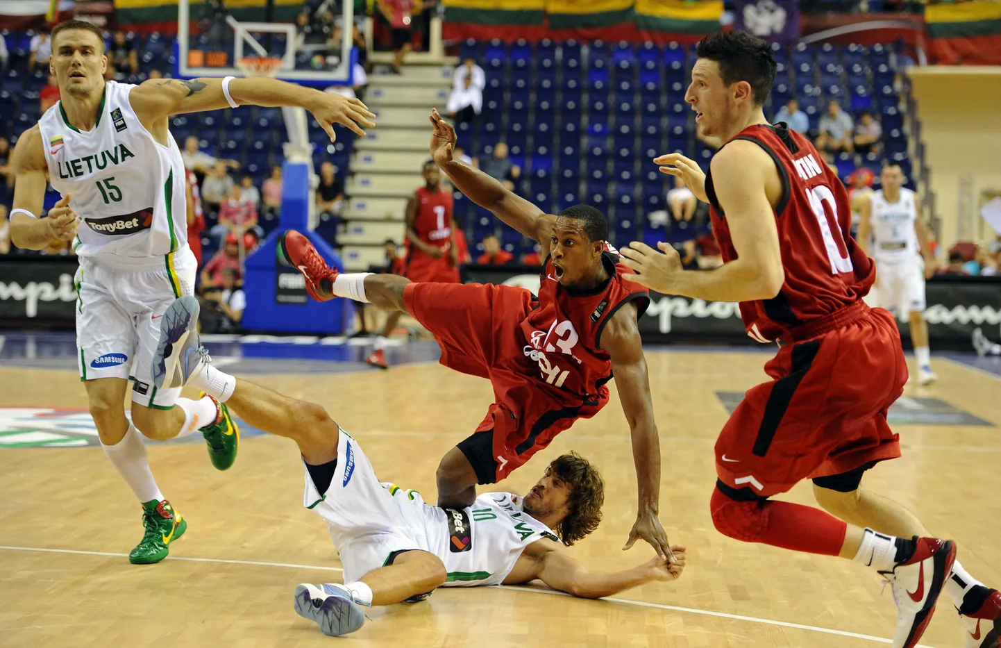Andy Rautins (paremal) kohtumises Leedu vastu.