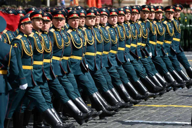 Vene sõjaväelased marsivad eile Moskvas Punasel väljakul Teise maailmasõja lõpu aastapäeva paraadil. FOTO: Kirill Kudrjavtsev/afp/scanpix