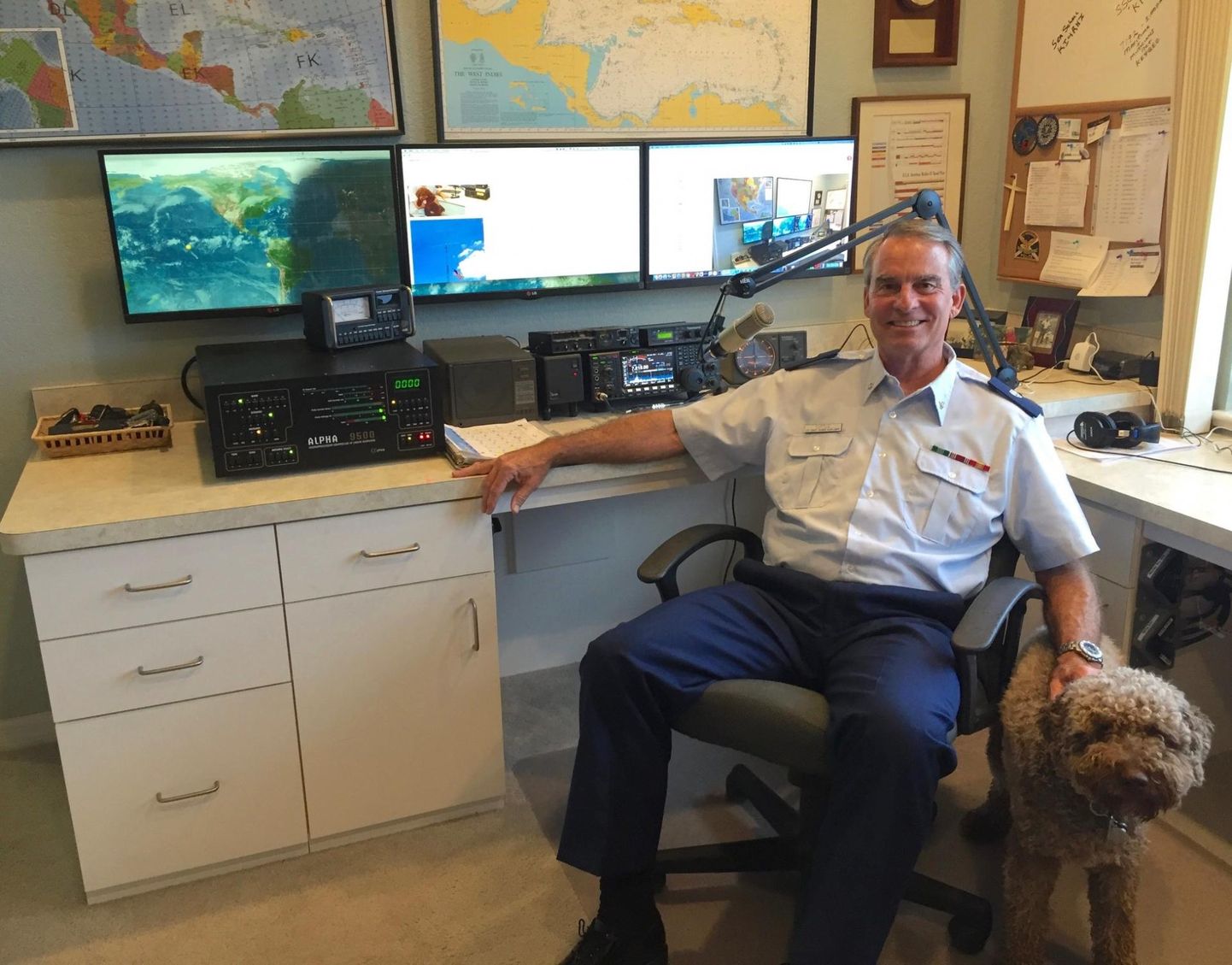 Glenn Tuttle oma koduses raadiojaamas, kust ta meremeestele abi pakub. Ta postitab sotsiaalmeediasse teateid otsingu käigust.