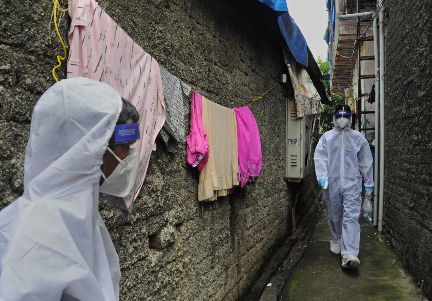 Kaitserõivastes tervishoiutöötajad Indias Mumbai linna slummis. Riigis on viimasel ajal järsult kasvanud koroonaviirusesse nakatumine.