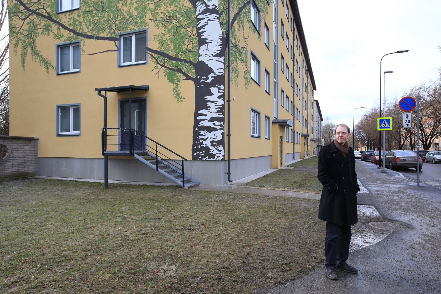Eesti rohelise liikumise juhatuse liige Madis Vasser nentis renoveeritud Tiigi 8 maja ees, et selle nutilahendused vajavad veel arendamist.