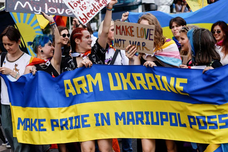 Колонна с плакатами в поддержку Украины.
