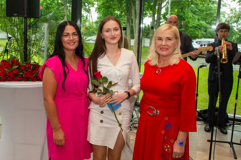 Julia Fomina võttis Saka mõisa talveaias õnnitlusi vastu kaks korda: kuldmedaliga lõpetaja ja riikliku olümpiaadi võitjana. Silmapaistvaid noori õnnitlesid Ida-Virumaa omavalitsuste liidu (IVOLi) haridus- ja noorsootöö spetsialist Kerly Paju ja IVOLi esimees Eve East. "Ida-Virumaa vajab ääretult häid spetsialiste, et kasvatada rahvaarvu ja saada palju tugevamaks," kutsus Eve East noori maakonda tagasi.