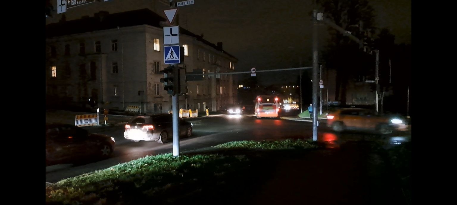 Narva maantee ja Puiestee tänava ristmikul olid valgustid ja foorid pea poolteist tundi elektrita.